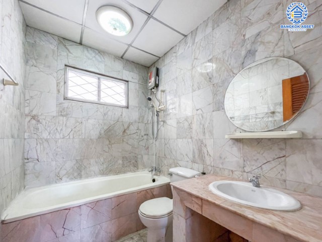 *****บ้านเดี่ยวมือสอง ม.รังสิตการ์เด้นท์วิลล์ รังสิต-นครนายก บ้านเดี่ยวสไตล์โมเดิร์น บรรยากาศร่มรื่น น่าอยู่ บนเนื้อที่ 50 ตร.ว. 4 ห้องนอน 2 ห้องน้ำ 1 ที่จอดรถ พร้อมเข้าอยู่ได้เลย บนทำเลที่เชื่อมต่อถนนรังสิต-องครักษ์, คลอง4 ใกล้ห้างสรรพสินค้าฟิวเจอร์พาร์ครังสิต